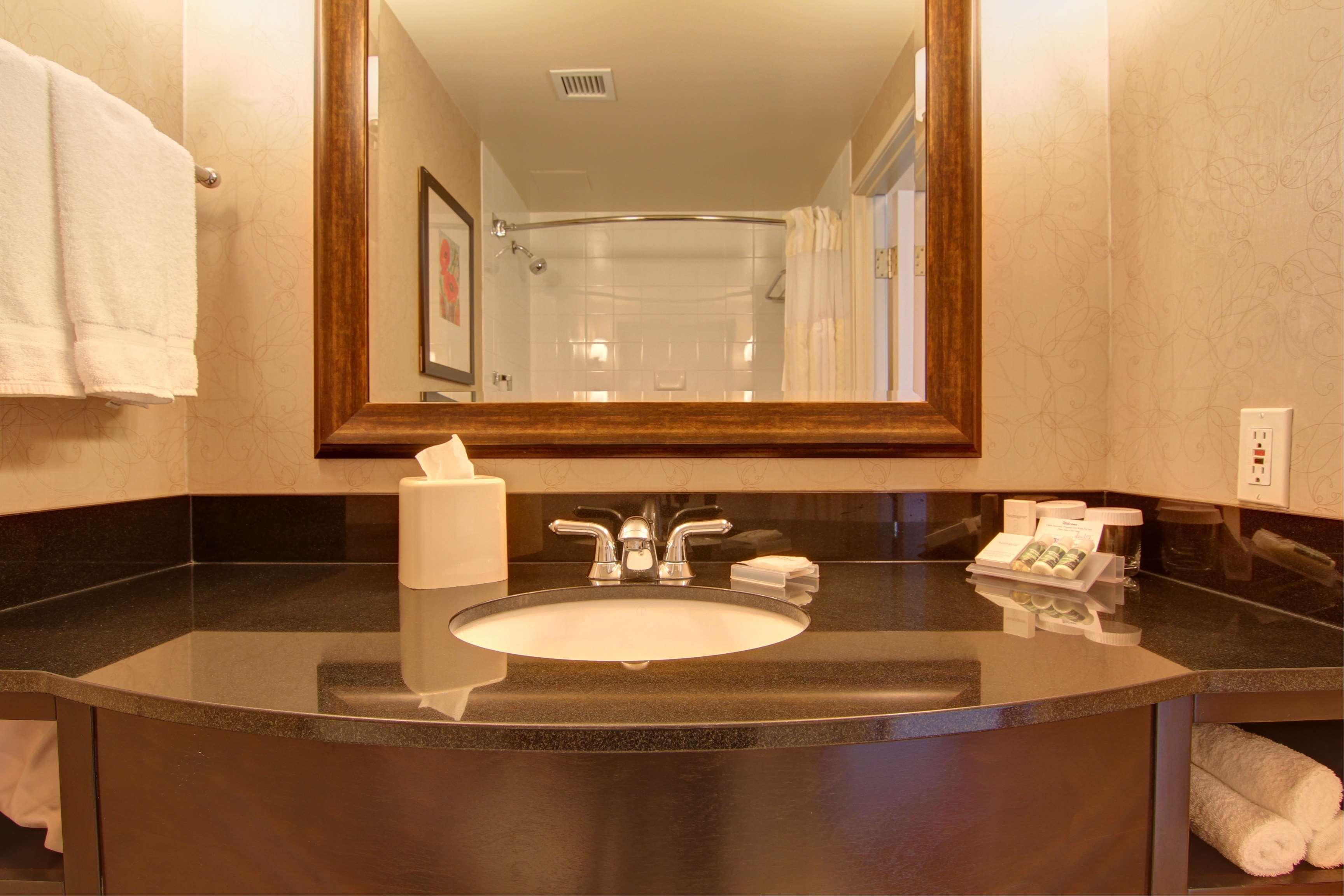 Hilton Garden Inn Calgary Airport Bagian luar foto