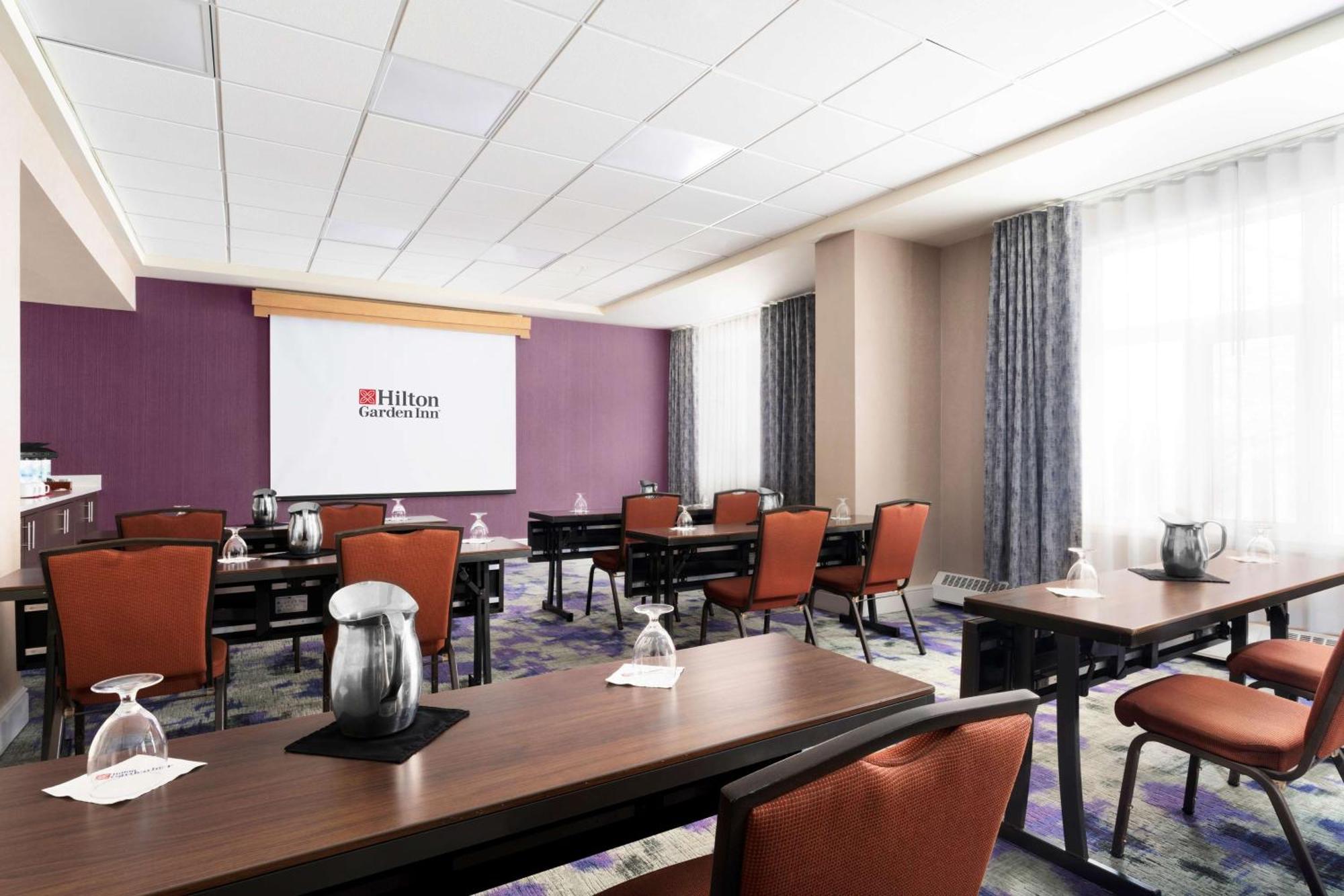 Hilton Garden Inn Calgary Airport Bagian luar foto