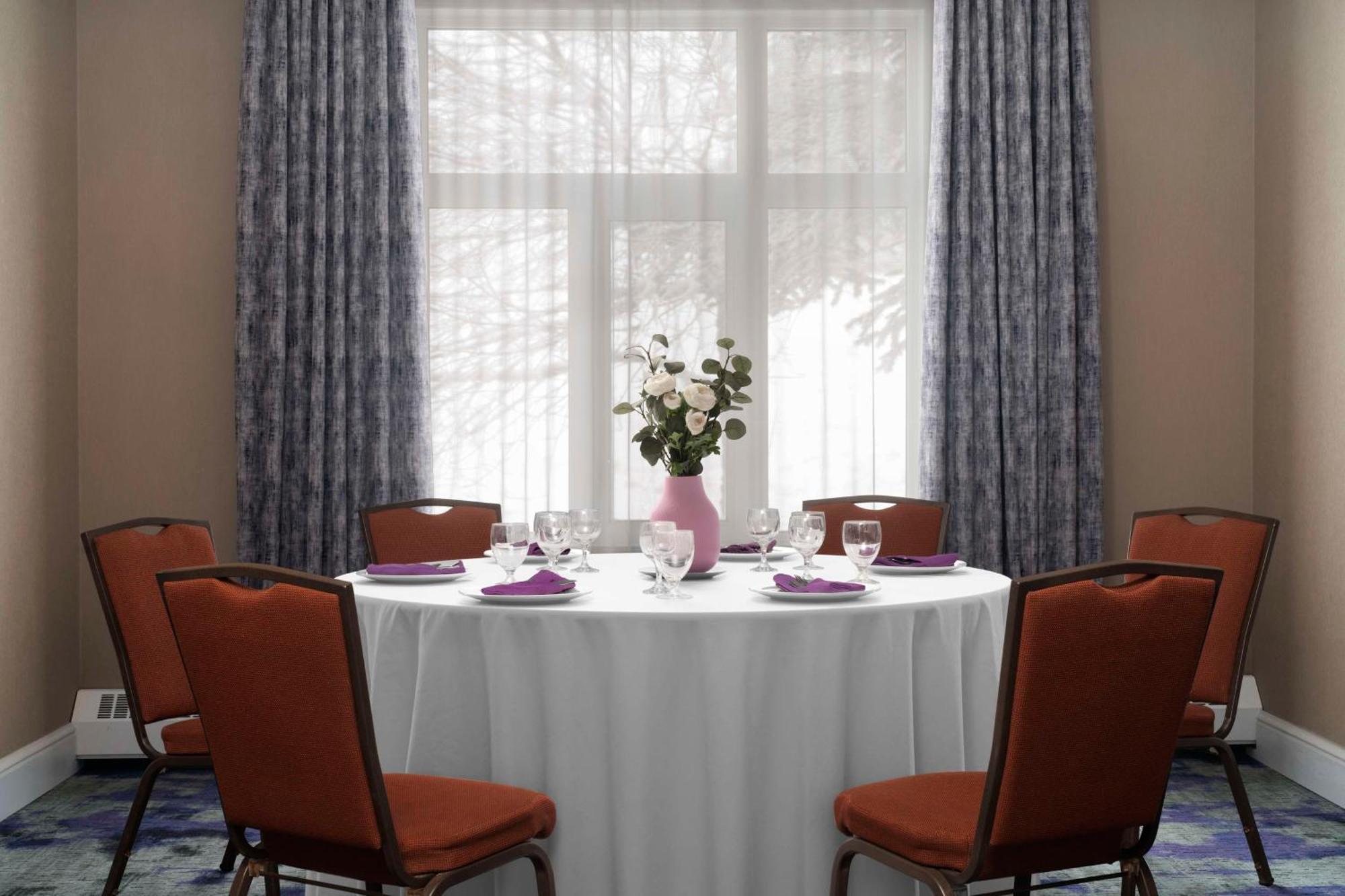 Hilton Garden Inn Calgary Airport Bagian luar foto