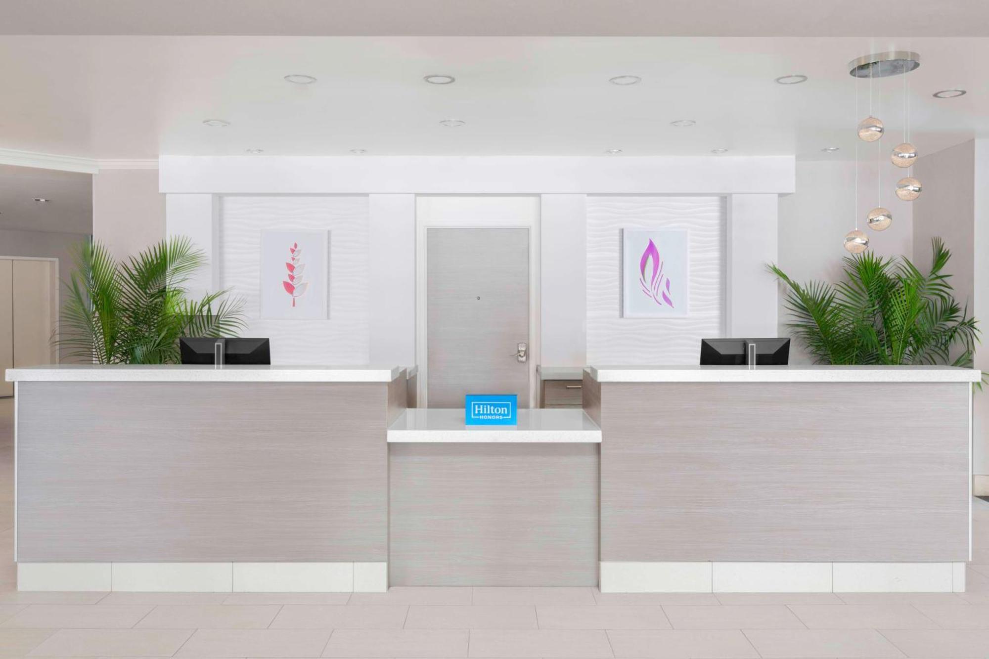 Hilton Garden Inn Calgary Airport Bagian luar foto