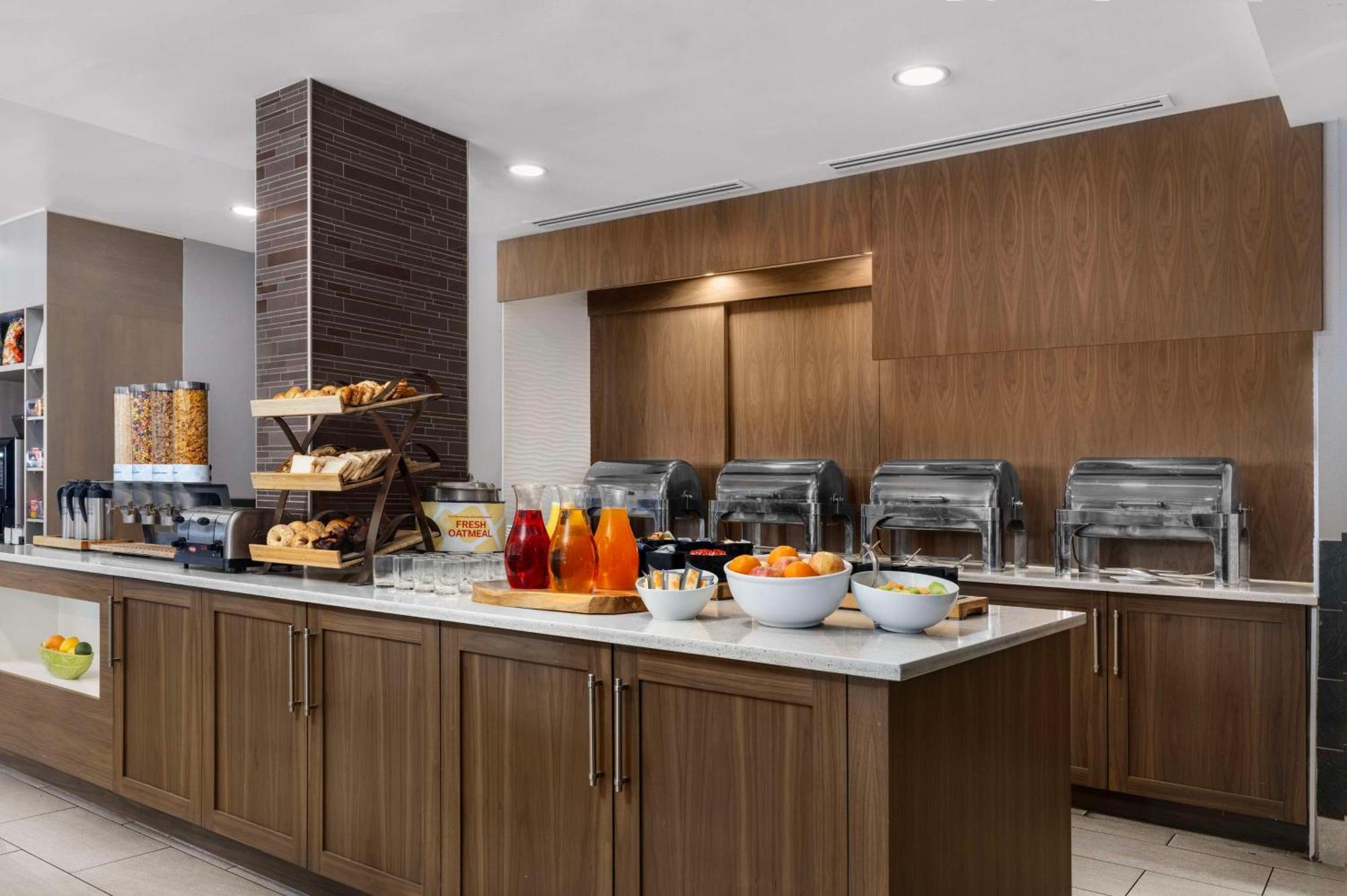 Hilton Garden Inn Calgary Airport Bagian luar foto