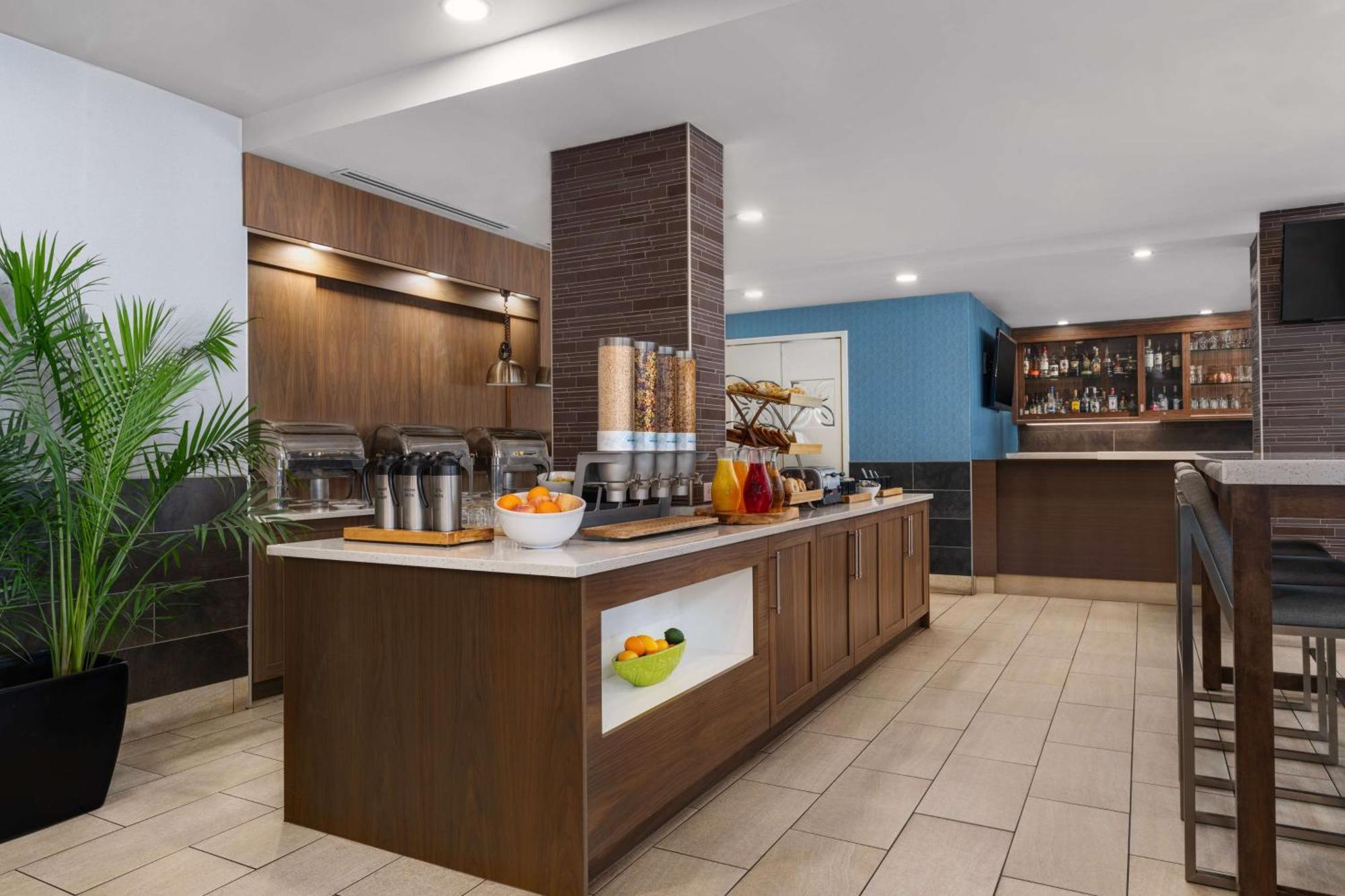 Hilton Garden Inn Calgary Airport Bagian luar foto