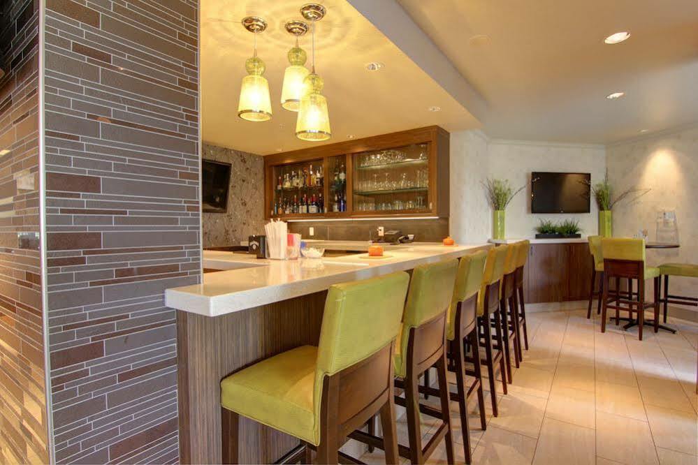 Hilton Garden Inn Calgary Airport Bagian luar foto